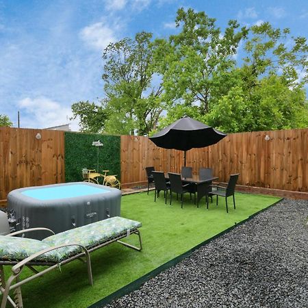 Blissful Getaway Home With Hot Tub & Backyard Near Downtown ヒューストン エクステリア 写真