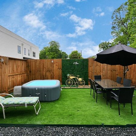 Blissful Getaway Home With Hot Tub & Backyard Near Downtown ヒューストン エクステリア 写真