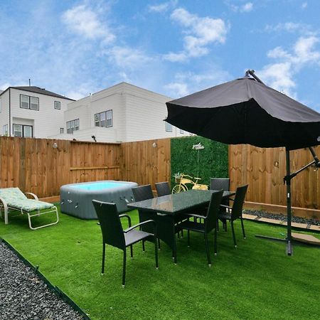 Blissful Getaway Home With Hot Tub & Backyard Near Downtown ヒューストン エクステリア 写真