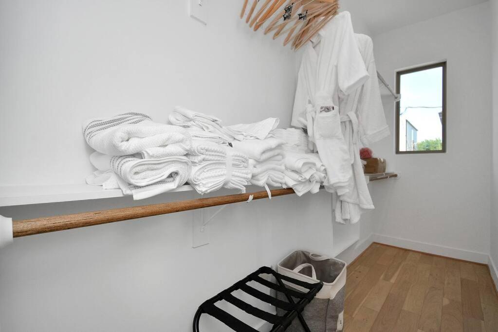 Blissful Getaway Home With Hot Tub & Backyard Near Downtown ヒューストン エクステリア 写真