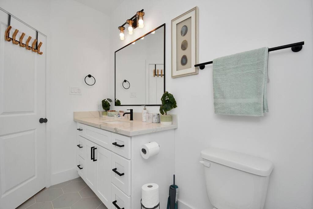 Blissful Getaway Home With Hot Tub & Backyard Near Downtown ヒューストン エクステリア 写真