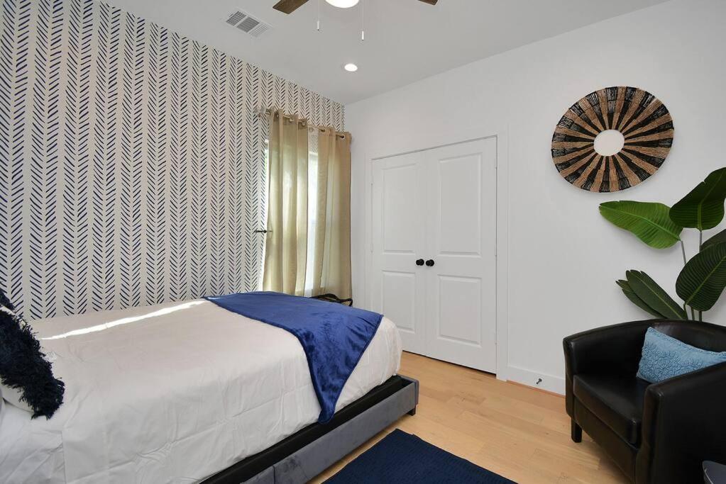 Blissful Getaway Home With Hot Tub & Backyard Near Downtown ヒューストン エクステリア 写真