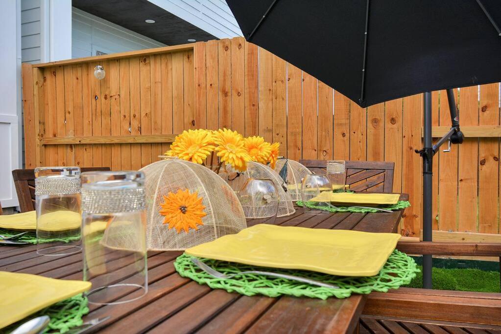 Blissful Getaway Home With Hot Tub & Backyard Near Downtown ヒューストン エクステリア 写真