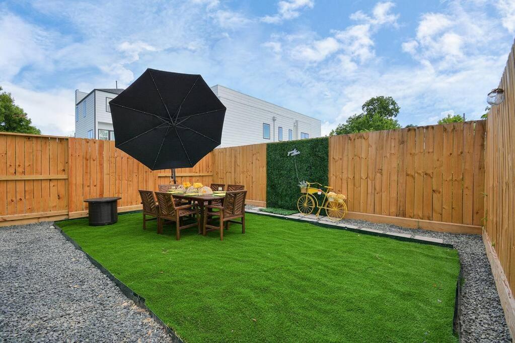 Blissful Getaway Home With Hot Tub & Backyard Near Downtown ヒューストン エクステリア 写真