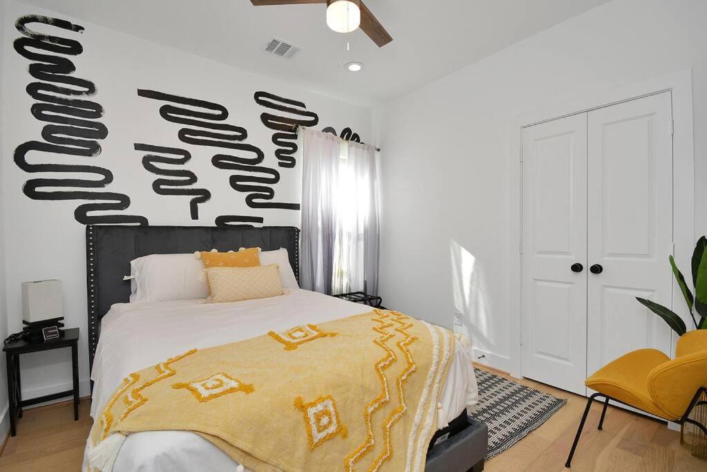 Blissful Getaway Home With Hot Tub & Backyard Near Downtown ヒューストン エクステリア 写真