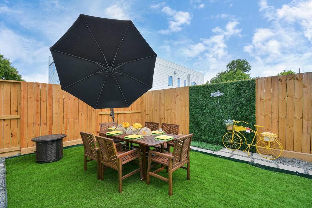 Blissful Getaway Home With Hot Tub & Backyard Near Downtown ヒューストン エクステリア 写真
