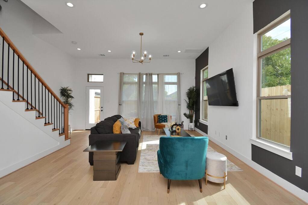 Blissful Getaway Home With Hot Tub & Backyard Near Downtown ヒューストン エクステリア 写真