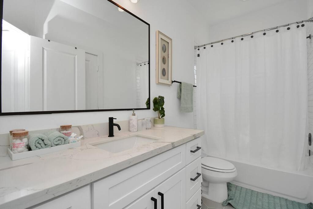 Blissful Getaway Home With Hot Tub & Backyard Near Downtown ヒューストン エクステリア 写真