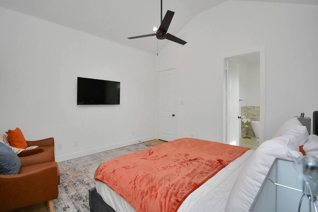 Blissful Getaway Home With Hot Tub & Backyard Near Downtown ヒューストン エクステリア 写真