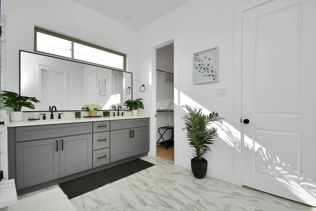 Blissful Getaway Home With Hot Tub & Backyard Near Downtown ヒューストン エクステリア 写真