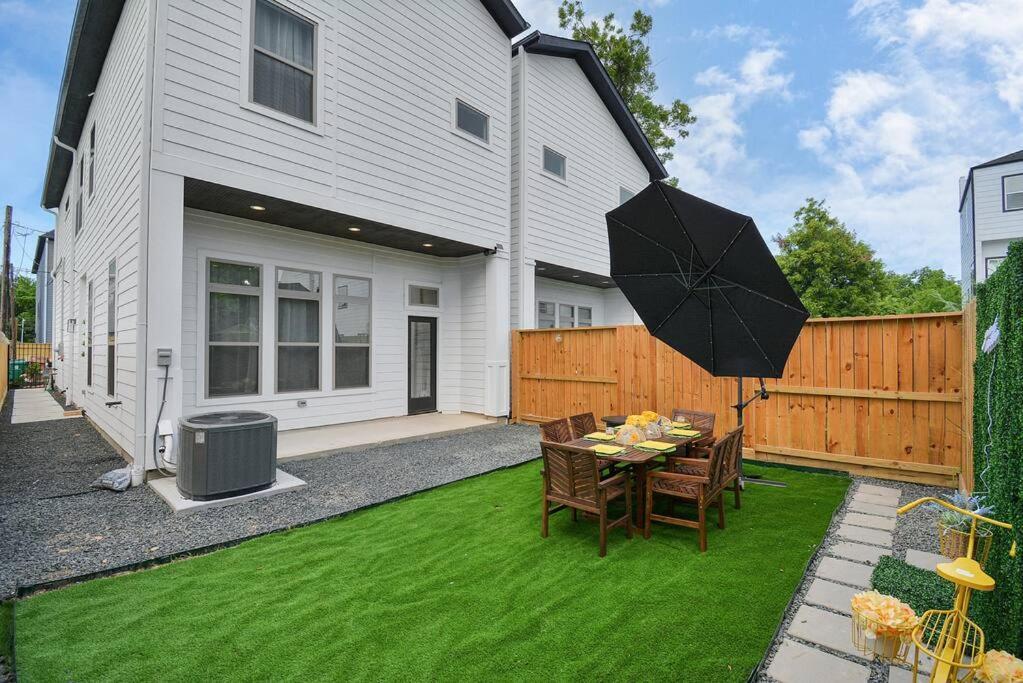 Blissful Getaway Home With Hot Tub & Backyard Near Downtown ヒューストン エクステリア 写真