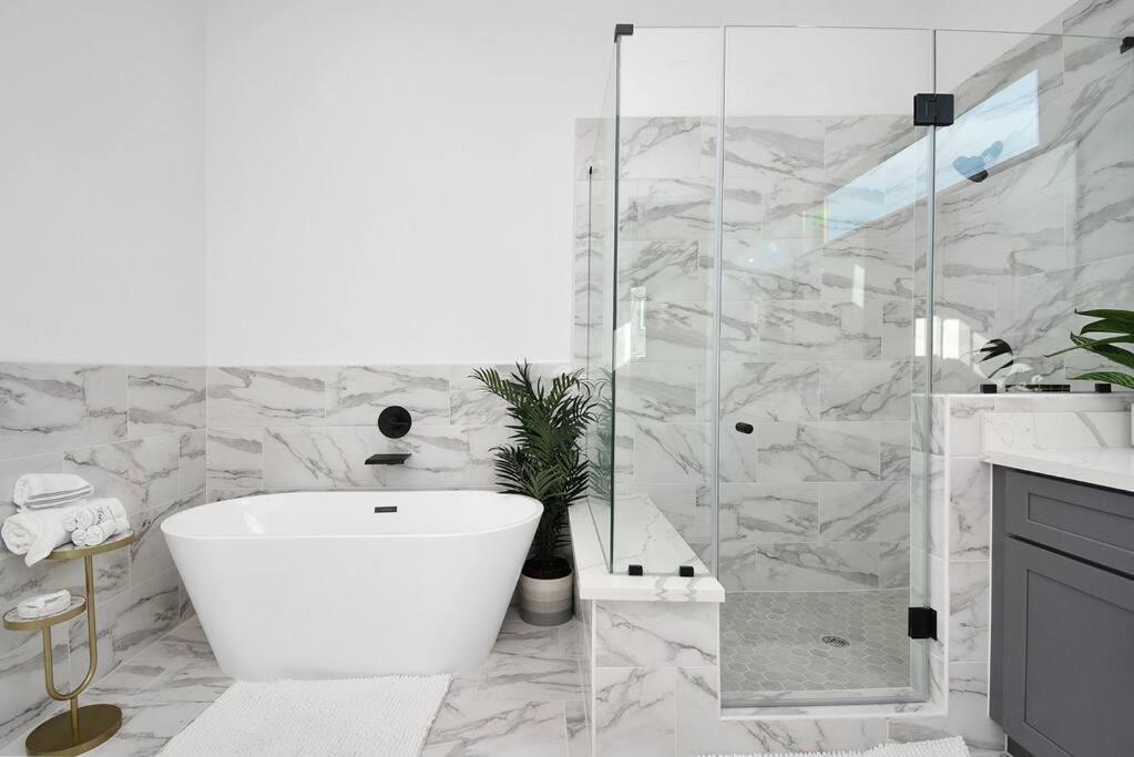 Blissful Getaway Home With Hot Tub & Backyard Near Downtown ヒューストン エクステリア 写真