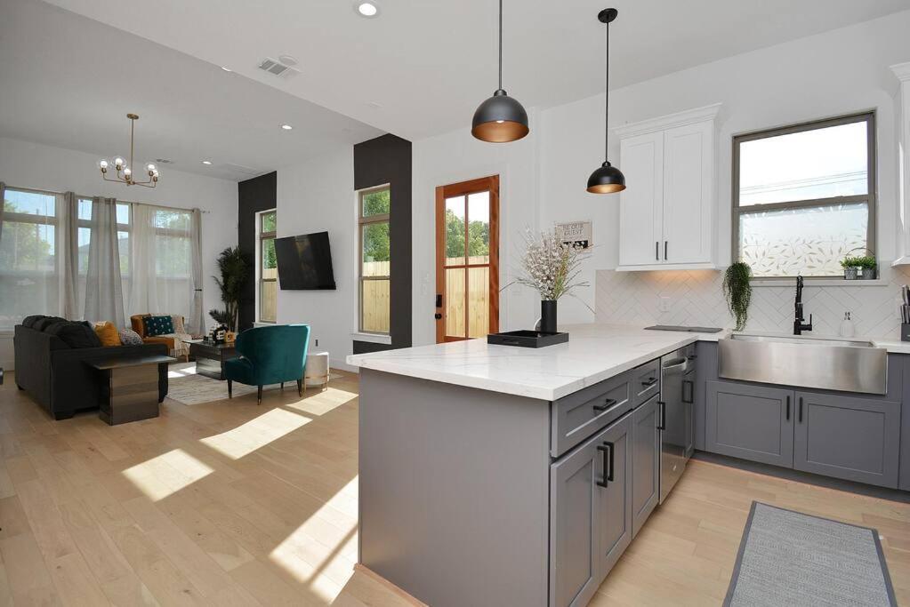 Blissful Getaway Home With Hot Tub & Backyard Near Downtown ヒューストン エクステリア 写真