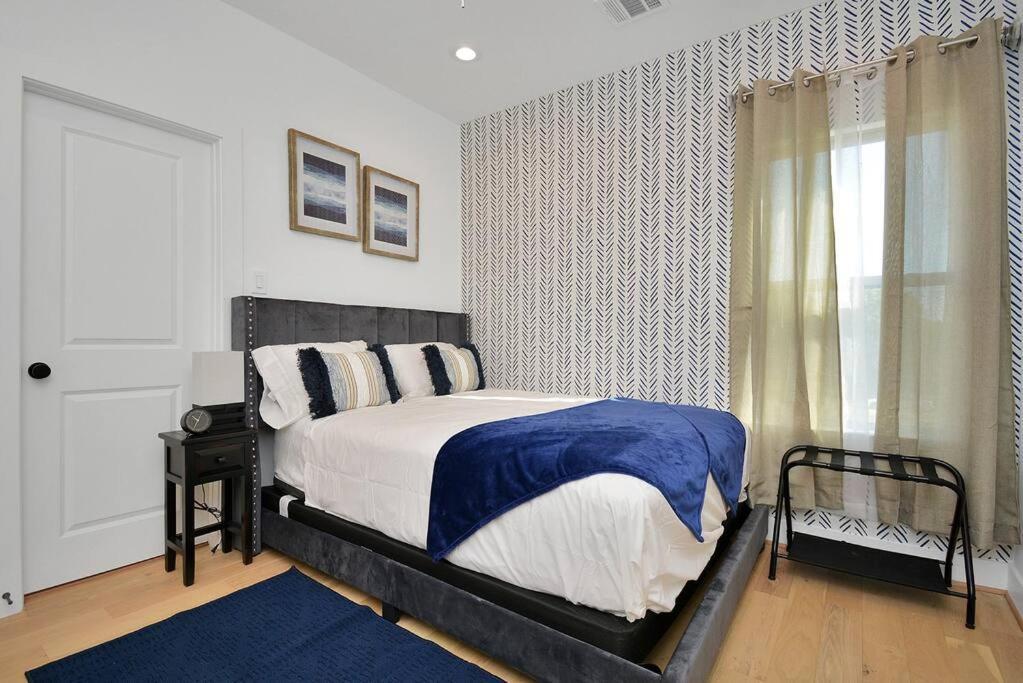 Blissful Getaway Home With Hot Tub & Backyard Near Downtown ヒューストン エクステリア 写真