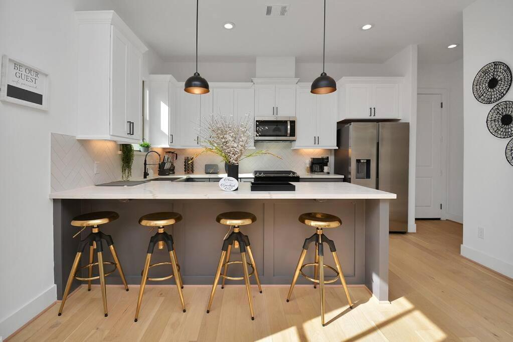 Blissful Getaway Home With Hot Tub & Backyard Near Downtown ヒューストン エクステリア 写真