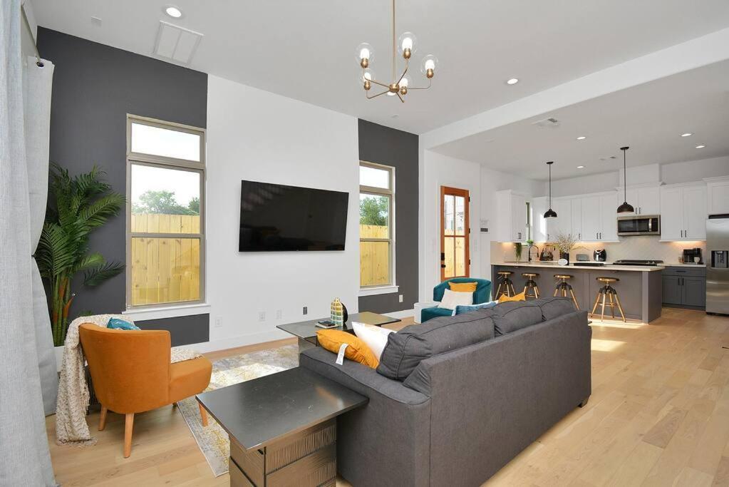 Blissful Getaway Home With Hot Tub & Backyard Near Downtown ヒューストン エクステリア 写真