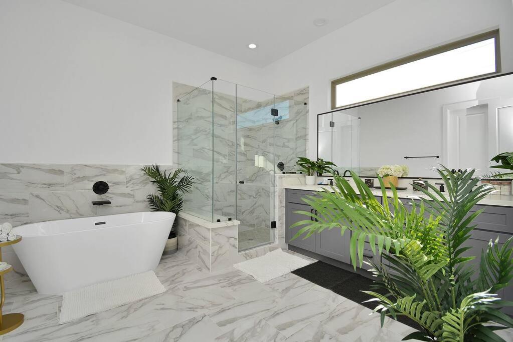 Blissful Getaway Home With Hot Tub & Backyard Near Downtown ヒューストン エクステリア 写真