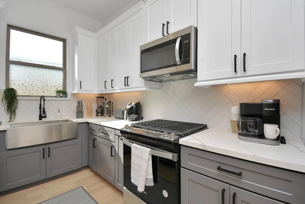 Blissful Getaway Home With Hot Tub & Backyard Near Downtown ヒューストン エクステリア 写真