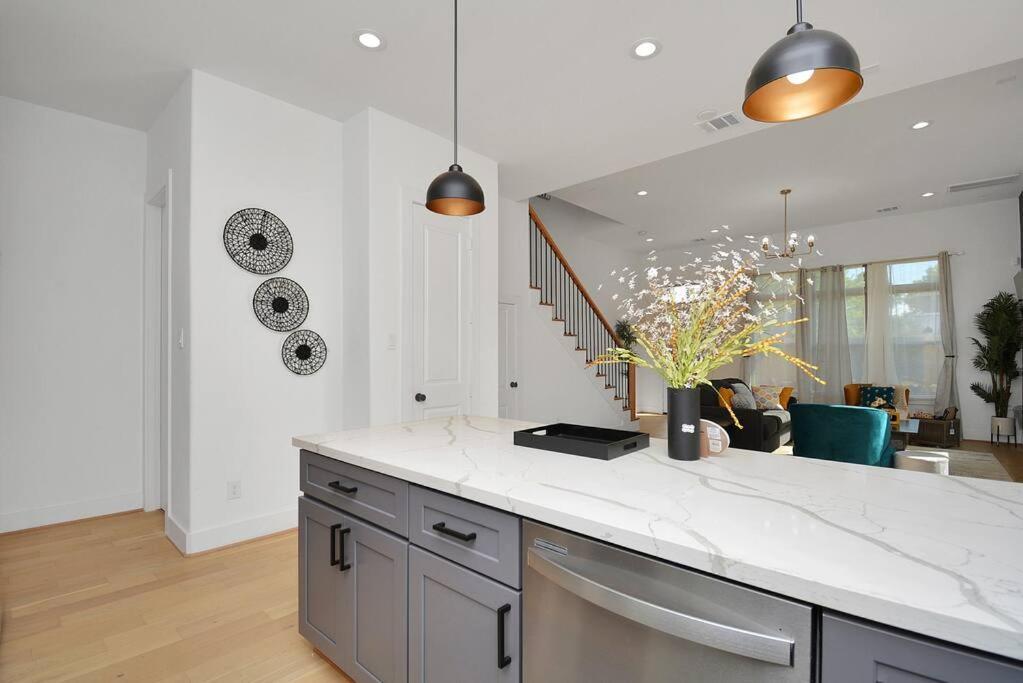 Blissful Getaway Home With Hot Tub & Backyard Near Downtown ヒューストン エクステリア 写真