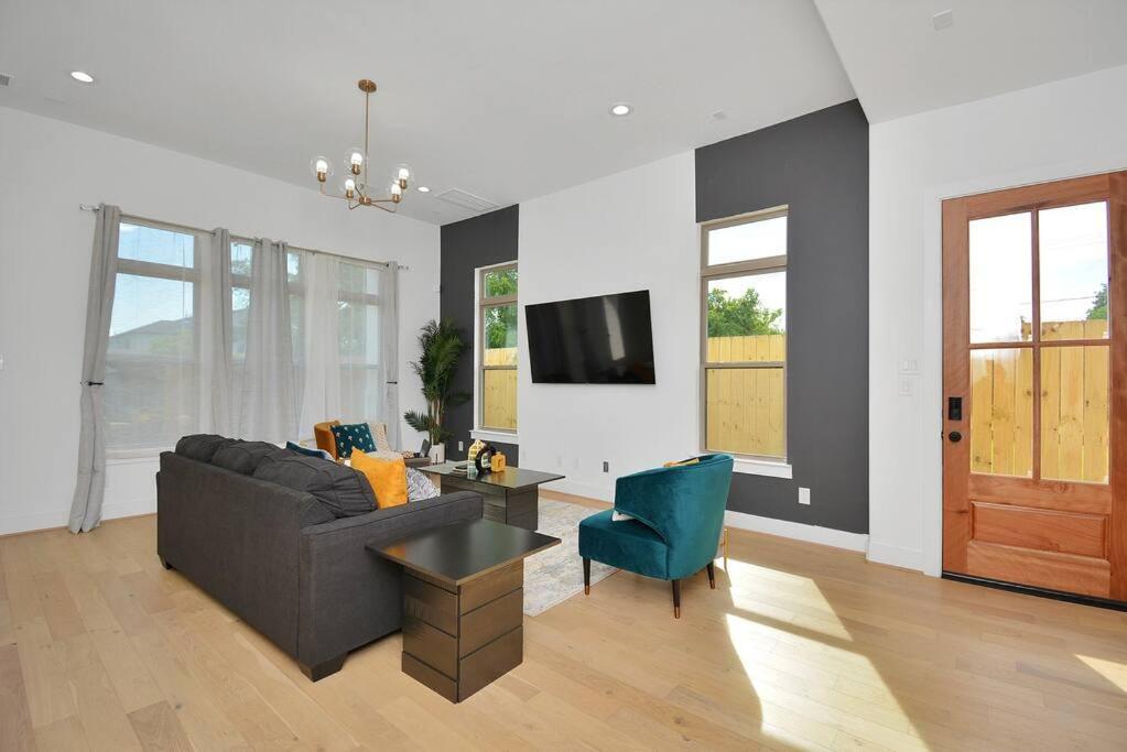 Blissful Getaway Home With Hot Tub & Backyard Near Downtown ヒューストン エクステリア 写真