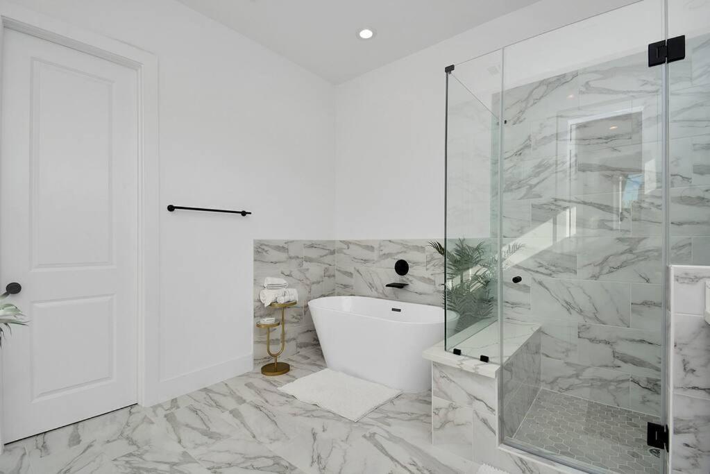 Blissful Getaway Home With Hot Tub & Backyard Near Downtown ヒューストン エクステリア 写真