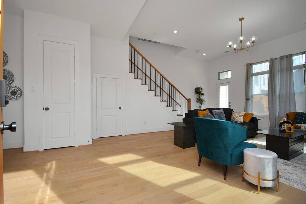 Blissful Getaway Home With Hot Tub & Backyard Near Downtown ヒューストン エクステリア 写真
