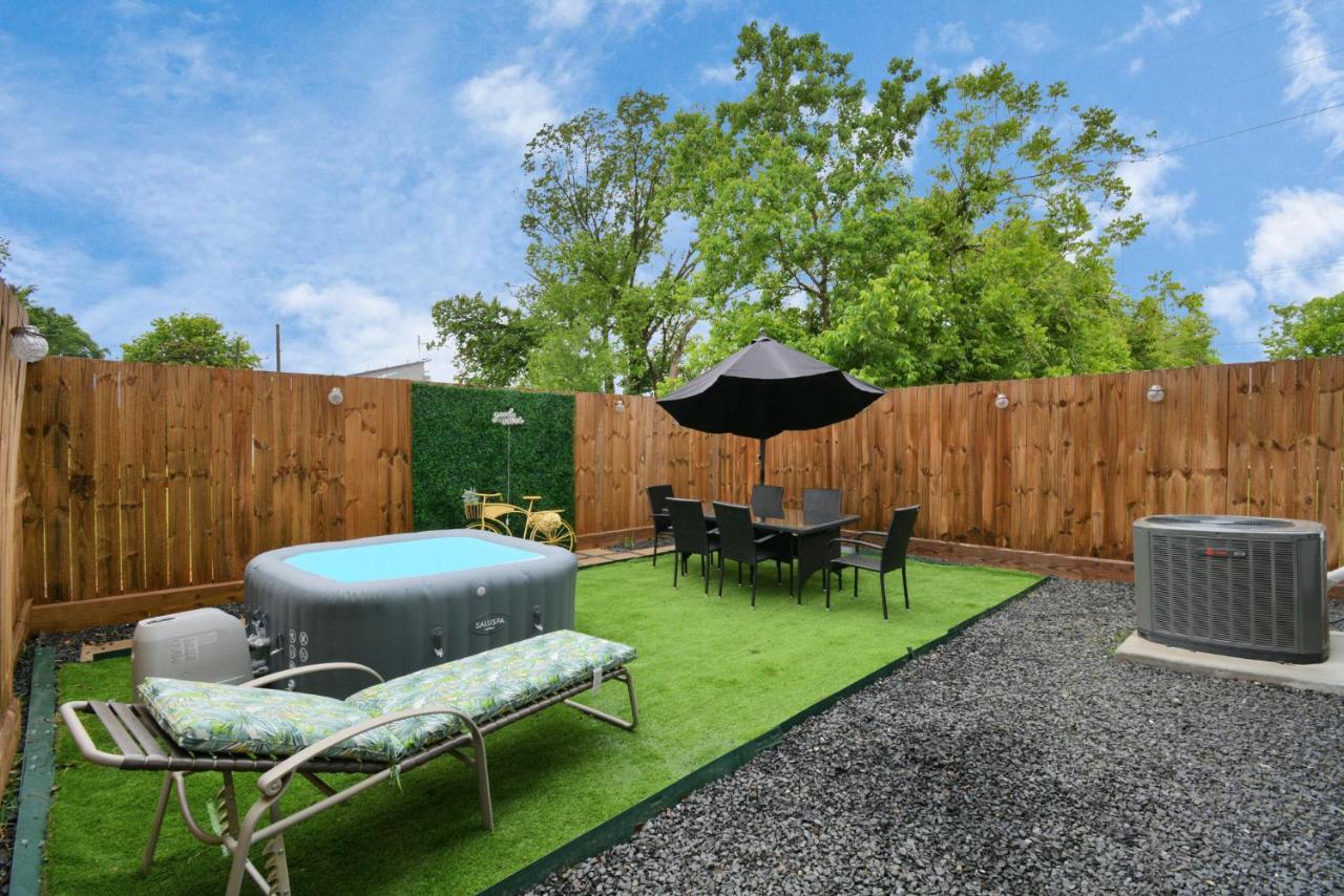 Blissful Getaway Home With Hot Tub & Backyard Near Downtown ヒューストン エクステリア 写真