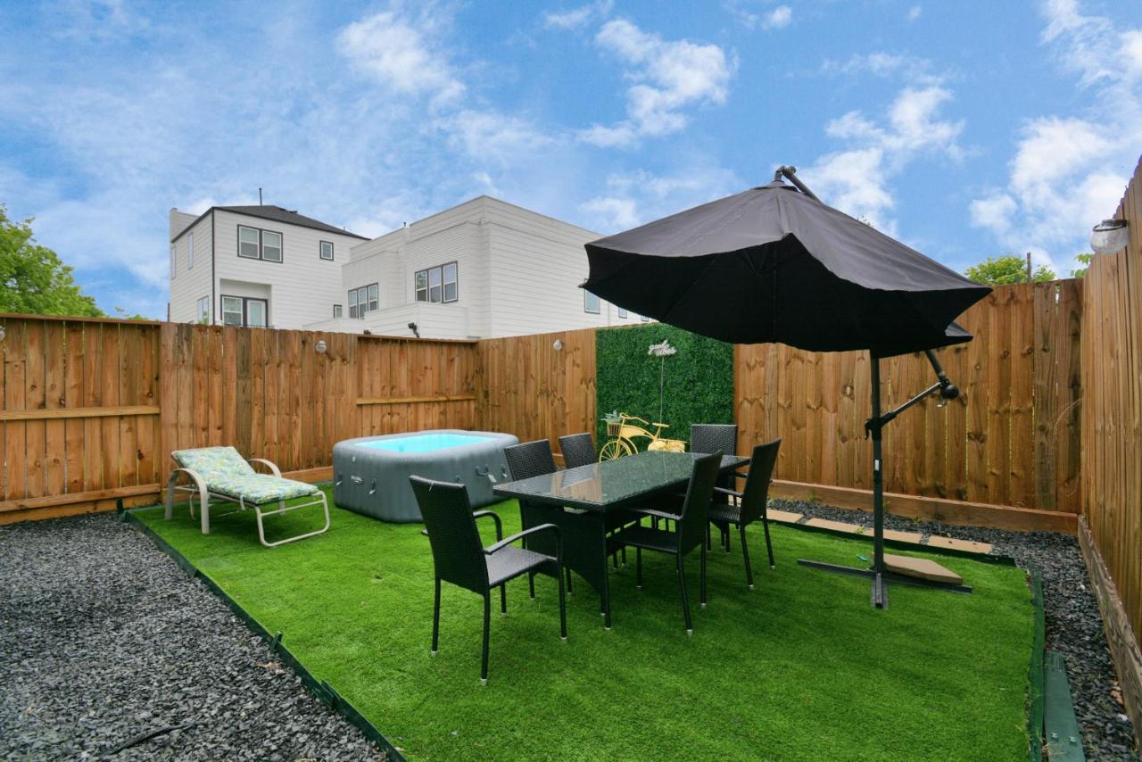 Blissful Getaway Home With Hot Tub & Backyard Near Downtown ヒューストン エクステリア 写真